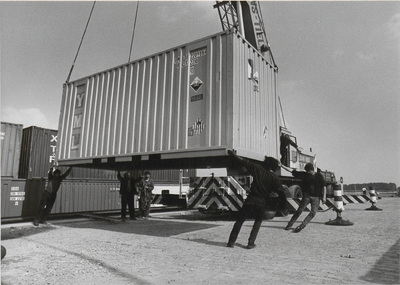 M 2223 Lossen containers aan de Havenkade