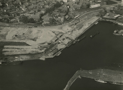 M 223 Luchtfoto van Tiel. De aanleg van de nieuwe los- en laadkade. De weg langs de Tolhuiswal is de Waalstraat. Rechts ...