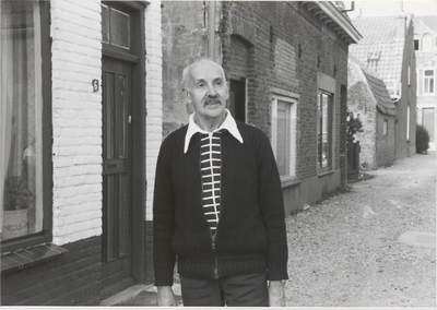 M 2235 Beroemde modeontwerper Herbert Sidon woonachtig in Tiel voor zijn woning in de Akkersestraat