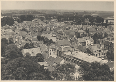 M 227 Luchtfoto van Tiel. De oude binnenstad met rechts onderaan het voormalige spaarbankgebouw gefotografeerd vanaf de ...