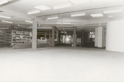 M 2293 Interieur bibliotheek Kloosterstraat. Links uit het midden de balie waar de boeken uitgeleend en ingeleverd ...