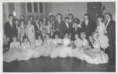 M 2345 Deelnemers en deelneemsters slotbal dansschool Bemer van het cursusjaar 1968