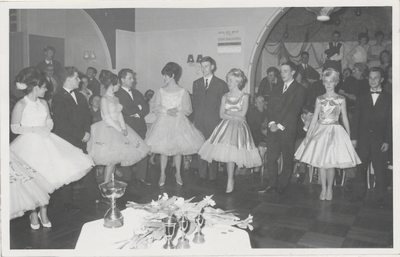 M 2346 Deelnemers en deelneemsters slotbal dansschool Bemer van het cursusjaar 1968