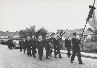 M 2350 Begrafenis directielid van de firma Daalderop. Op de foto de begrafenisstoet in de J.D. van Leeuwenstraat nabij ...
