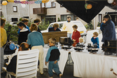 M 2361 In de Joke Smitsstraat wordt voor de kinderen van de buurtbewoners pannekoek gebakken. Op de foto op de rug in ...