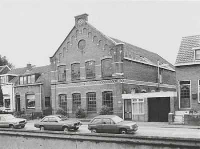 M 2367 Geheel links en rechts op de foto de huizen gelegen aan de Hucht. In het midden de glucosefabriek, gelegen aan ...