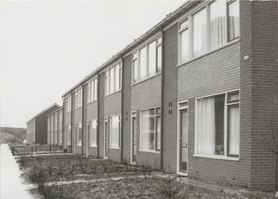 M 2427 De woningen gelegen aan de Eiklaan maken deel uit van het plan Schutsluizen in Tiel-oost. Het plan omvat de bouw ...