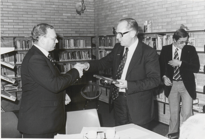 M 2447 Burgemeester Broekens (midden), dankt mr. Wijnperle, voor het vele wat hij voor de bibliotheek heeft gedaan en ...