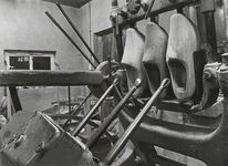 M 2450 In de klompenmakerij Van den Kant in het Molenstraatje worden de klompen machinaal uitgeboord