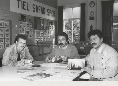M 2468 Van links naar rechts de heren Mercan, bestuurslid van de Tielse Democratische Arbeidersvereniging, Zeynel Akyar ...