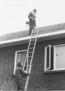 M 2472 De Gemeentelijke ongediertebestrijders de heren Van Bekkum en Hendriks, bij het verwijderen van een wespennest