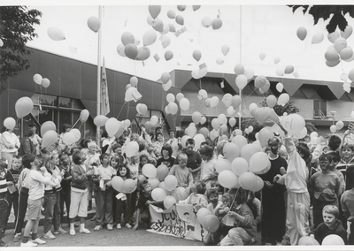 M 2484 In de sporthal Westroijen wordt het jeugdspektakel 1987 geopend. In totaal zijn er 115 kinderen. Het ...