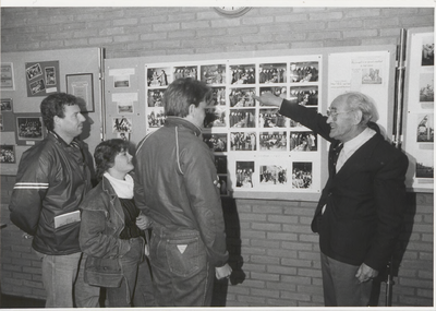 M 2510 In het clubgebouw van TEC wordt een foto-expositie gehouden van de geschiedenis van TEC. Op de foto dhr. Jansen ...
