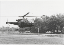 M 2537 In verband met een NAVO-oefening land een helicopter van het Nederlandse leger bij hotel De Oude Duikenburg in Echteld