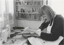 M 2625 Na een driejarige opleiding gevolgd te hebben aan het London College of Furniture, is vioolbouwster Anneke ter ...