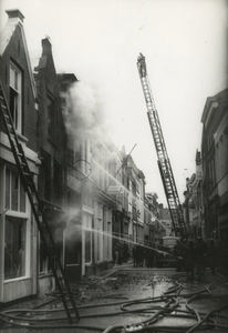 M 28 In de vroege morgenuren van 10 april 1971 werden in de Weerstraat 3 zakenpanden door brand verwoest. Weerstraat ...
