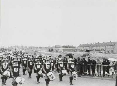 M 2809 Tijdens het Oogst-fruit marcheert op de Teisterbantlaan hoek Nieuwe Tielseweg een muziekkorps. Op de achtergrond ...