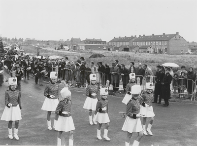 M 2814 Op de hoek van de Teisterbantlaan en de Nieuwe Tielseweg marcheert tijdens het Oogstfruitcorso een muziekkorps, ...