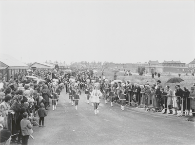 M 2818 Op de Teisterbantlaan marcheert tijdens het Oogst-fruitcorso een muziekkorps, voorafgegaan door majorettes. Uit ...