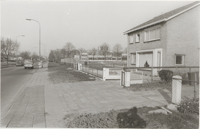 M 2869 In het midden van de foto het terrein gelegen aan de Nieuwe Tielseweg, waarop een nieuw kantoorgebouw wordt ...