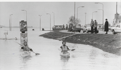 M 2872 Vanwege de hoge waterstand van de rivier de Waal is de parkeerplaats op de Nieuwe Kade onder water gelopen. Op ...
