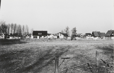 M 2900 Aanbouw van de villa's op De Nes . De foto is genomen vanaf de Groenendaallaan in westelijke richting