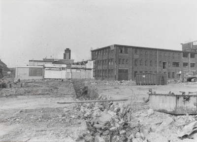 M 2958 Een gedeelte van de fabriek Daalderop wordt afgebroken. Het gedeelte van de fabriek, links op de foto, blijft ...