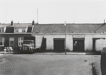 M 2968 In het midden de fruithal De Kleine Winst gelegen aan de Nieuweweg. Op de voorgrond de Brugstraat. De foto is ...