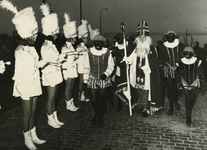 M 299 Het bezoek van St. Nicolaas en de Pieten aan Tiel. Ze worden verwelkomd aan de Veerweg door een majorettenkorps ...