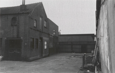 M 3031 Links uit het midden de zijkant van de ijzerwarenfabriek De Bruin. Geheel links op de foto een gedeelte van de ...