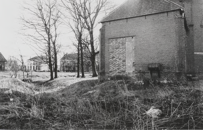 M 3076 Links op de foto de Burgemeester Meslaan. Rechts op de foto de achterkant van de Nederlands Hervormde Kerk ...