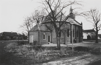 M 3077 De achter- en zijkant van de Nederlands Hervormde Kerk gelegen aan de Burgemeester Meslaan. De boerderij ...