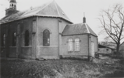 M 3079 De zijkant en de achterkant van de Nederlands Hervormde Kerk. De Nederlands Hervormde Kerk is gelegen aan de ...
