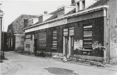 M 3087 De voor afbraak bestemde woningen aan de oostzijde van het Adamshof. Links op de foto het voormalige woonhuis ...