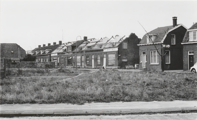 M 3089 Zicht op de voor afbraak bestemde woningen aan de westzijde van het Adamshof. Links op de foto het voormalige ...
