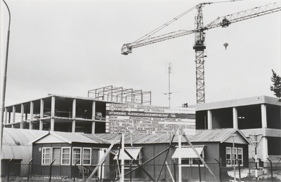 M 3092 De uitbreiding van het schoolgebouw van de Rijksscholengemeenschap. De foto is genomen vanaf de hoek Nieuwe ...