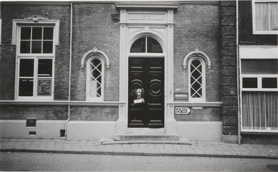 M 3103 In het midden van de foto de ingang van de bibliotheek gelegen aan de St. Agnietenstraat 28. Links achter het ...
