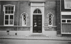 M 3103 In het midden van de foto de ingang van de bibliotheek gelegen aan de St. Agnietenstraat 28. Links achter het ...