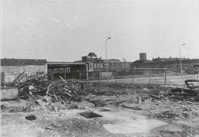 M 3111 Een gedeelte van de fabriek Daalderop gelegen aan de Binnenhoek, wordt afgebroken. Op de foto links een ...
