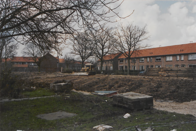 M 3112 Het terrein gelegen aan het Lok, na de afbraak van de Finse school, wordt met een bulldozer geëgaliseerd. De ...