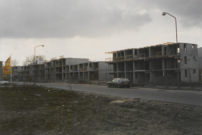 M 3115 De bouw van de flats gelegen aan de Binnenhoek. Geheel links op de foto de ingang van het parkeerterrein van de ...