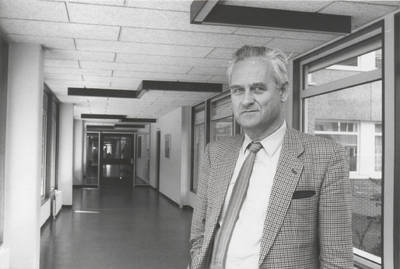 M 3135 Dr. G.J.F. Smit, medisch directeur van het Ziekenhuis Rivierenland in een van de gangen van het ziekenhuis