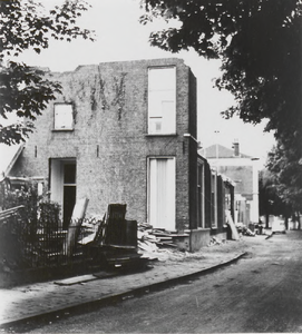 M 3161 Een van de huizen gelegen aan de St. Walburgbinnensingel wordt afgebroken