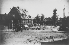 M 3168 De Brugstraat met vernielde brug kort na de bevrijding. Reproductie prentbriefkaart