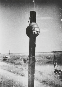 M 3173 Duitse helm op paal bij Ophemertsedijk bij bevrijding Tiel