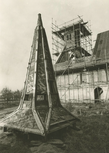 M 318 Met het verwijderen van de spits van de Sint-Agatha kapel in Kapel-Avezaath wordt een begin gemaakt met de ...