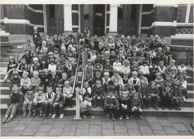 M 3181 Een groepsfoto van de Jeugdtandverzorging Tiel gemaakt van kinderen zonder caries. De kinderen zitten en staan ...