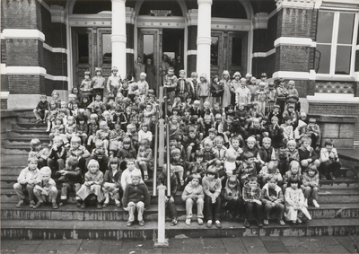 M 3183 Een groepsfoto van de Jeugdtandverzorging Tiel gemaakt van kinderen zonder caries. De kinderen zitten en staan ...