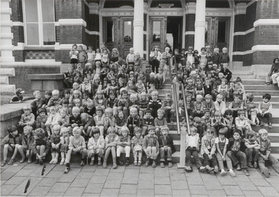 M 3184 Een groepsfoto van de Jeugdtandverzorging Tiel gemaakt van kinderen zonder caries. De kinderen zitten en staan ...
