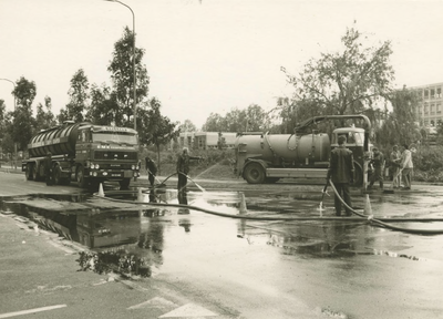 M 319 Op de hoek Nieuwe Tielseweg en Teisterbantlaan vallen tijdens het transport enkele vaten met de giftige stof ...